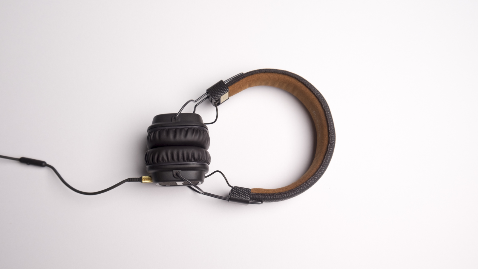 Dynamic drivers in online headphones